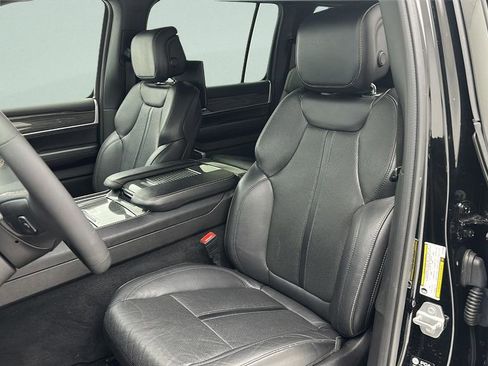 Used 2022 Jeep Wagoneer Series III w/ Rear Seat Video Group 1 AWD/4WD image 17