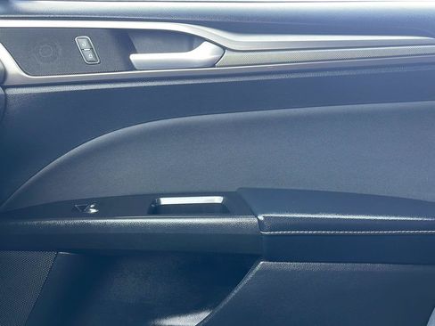Used 2017 Ford Fusion SE w/ Fusion SE Technology Package FWD image 28