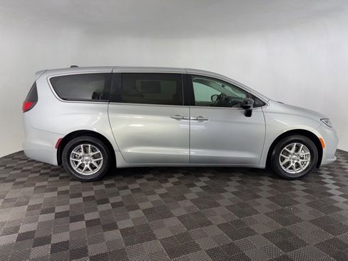 Used 2024 Chrysler Pacifica Touring-L image 4