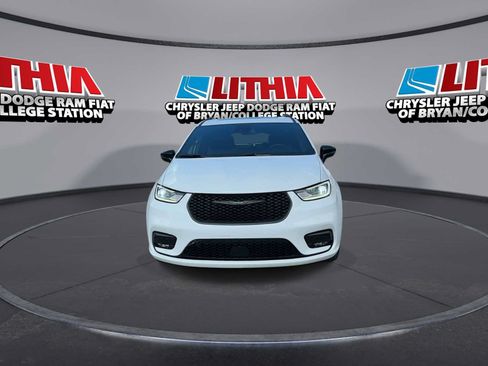 Used 2025 Chrysler Pacifica Limited FWD image 3