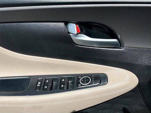 Used 2019 Hyundai Santa Fe SE FWD image 17