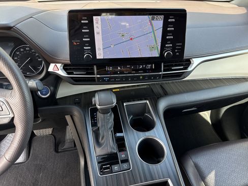 Used 2023 Toyota Sienna Platinum FWD image 39