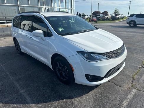 Used 2019 Chrysler Pacifica Touring-L Plus w/ Advanced Safetytec Group FWD image 5