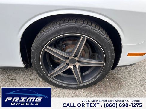 Used 2012 Dodge Challenger SXT image 21