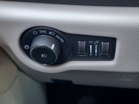 Used 2024 Chrysler Pacifica Touring-L image 21