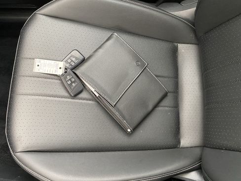 Used 2023 Volkswagen Tiguan SE w/ Panoramic Sunroof Package FWD image 9