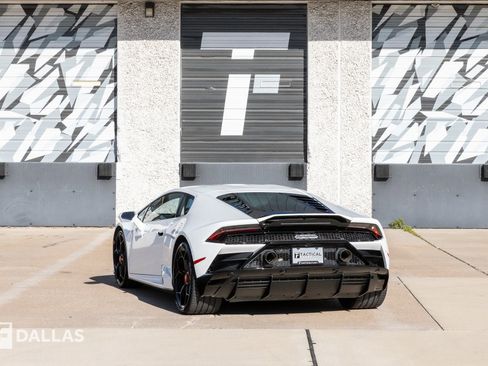 Used 2020 Lamborghini Huracan EVO image 11