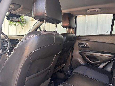 Used 2021 Chevrolet Trax LT FWD image 12