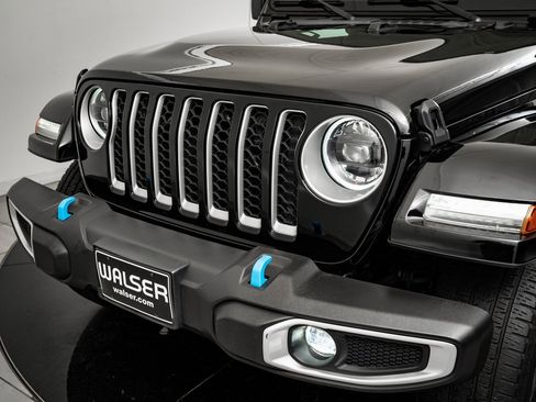 Used 2023 Jeep Wrangler Unlimited Sahara w/ Cold Weather Group image 3