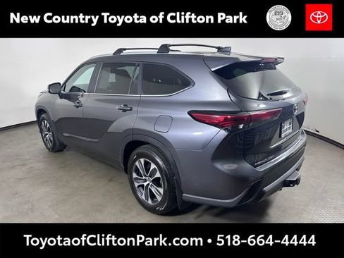 Used 2023 Toyota Highlander XLE AWD/4WD image 5