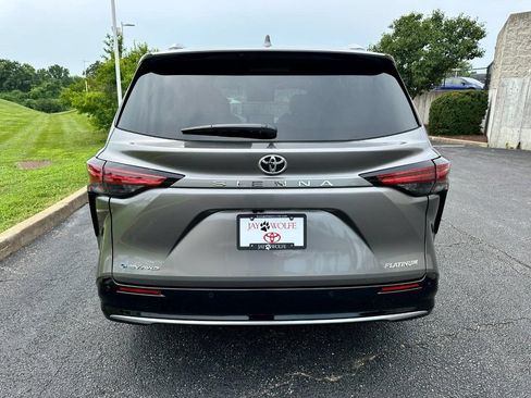Used 2026 Toyota Sienna Platinum AWD/4WD image 4