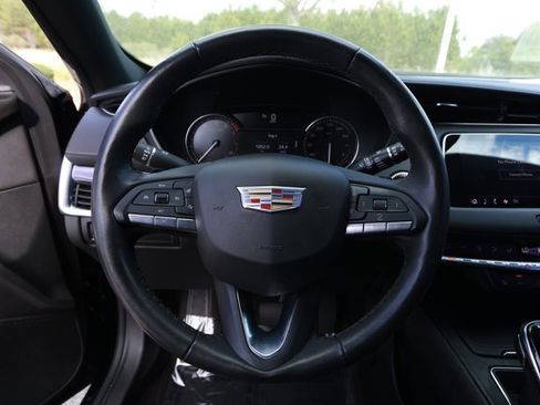 Used 2022 Cadillac XT4 Luxury w/ Cold Weather Package FWD image 11