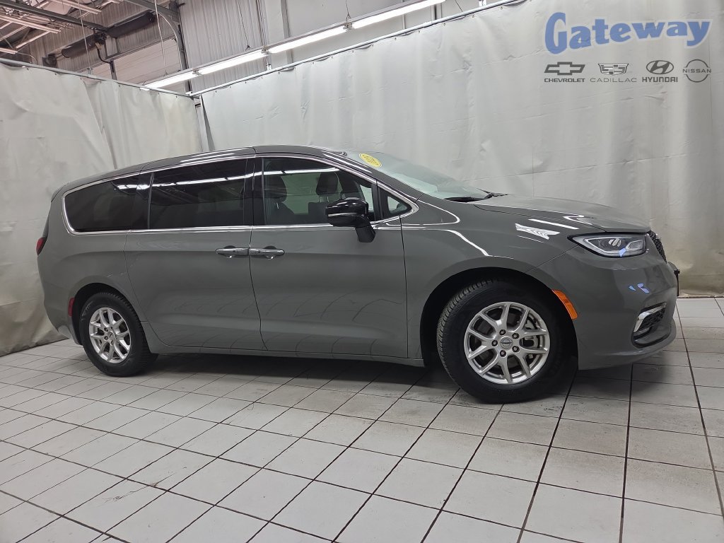 Used 2025 Chrysler Pacifica Select FWD 360° Tour