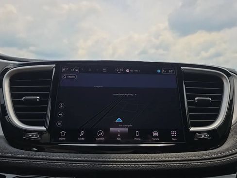 Used 2025 Chrysler Pacifica Limited FWD image 30