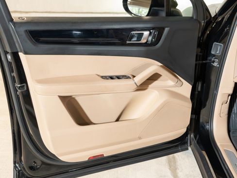 Certified 2022 Porsche Cayenne AWD/4WD image 17