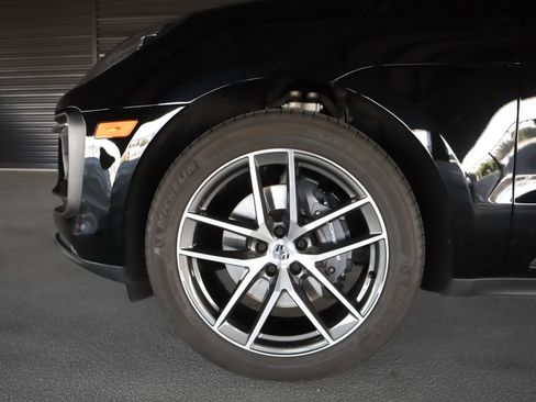 Used 2024 Porsche Macan AWD/4WD image 28