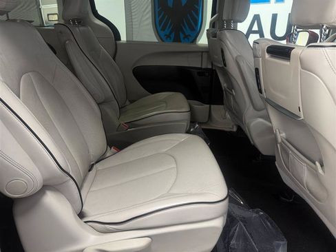 Used 2018 Chrysler Pacifica Limited w/ Advanced Safetytec Group FWD image 10