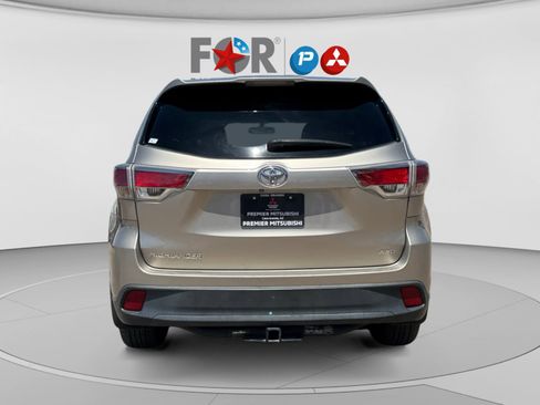 Used 2016 Toyota Highlander LE AWD/4WD image 4