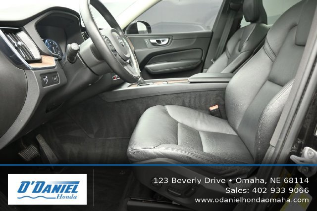 Used 2021 Volvo XC60 T5 Momentum AWD/4WD image 25