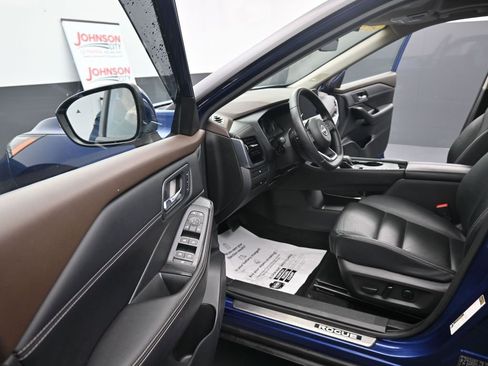 Used 2023 Nissan Rogue SL w/ SL Premium Package image 17