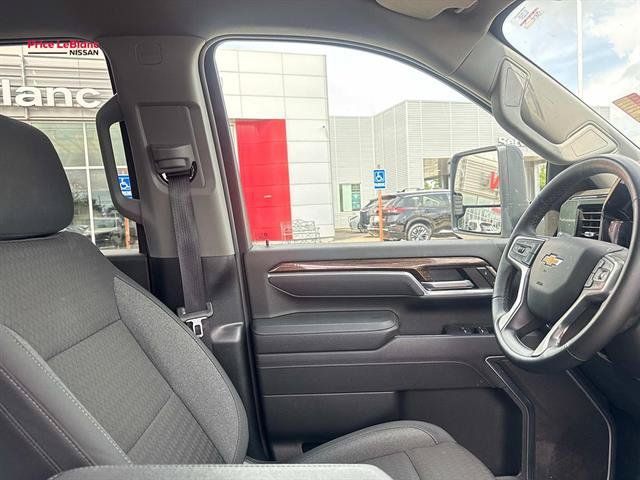 Used 2025 Chevrolet Silverado 2500 LT w/ Convenience Package AWD/4WD image 9