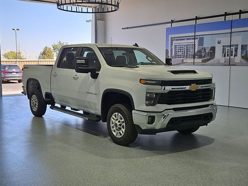 Used 2025 Chevrolet Silverado 2500 LT w/ Convenience Package AWD/4WD image 2