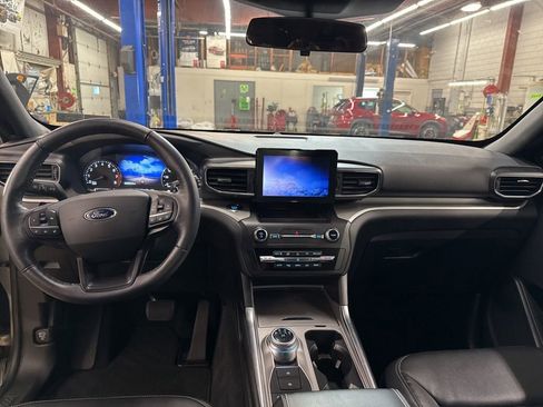 Used 2020 Ford Explorer XLT w/ Equipment Group 202A image 13