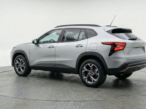 Used 2025 Chevrolet Trax LT FWD image 6