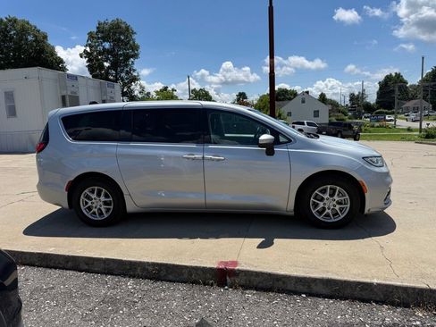 Used 2023 Chrysler Pacifica Touring-L FWD image 5