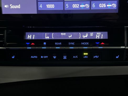 Used 2023 Toyota Sienna XLE image 18