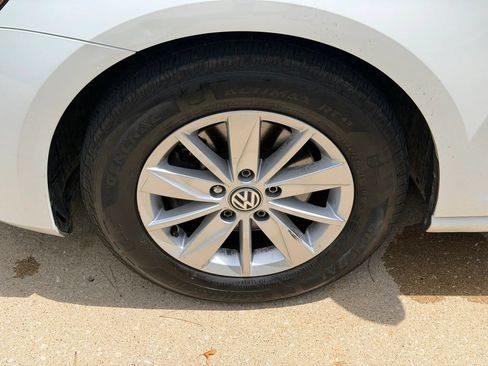 Used 2017 Volkswagen Golf S FWD image 4