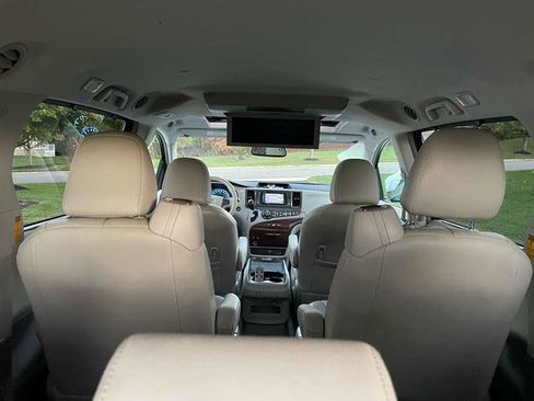 Used 2014 Toyota Sienna AWD image 23