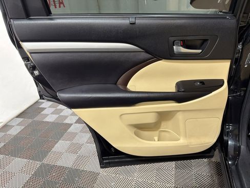 Used 2016 Toyota Highlander XLE AWD/4WD image 17