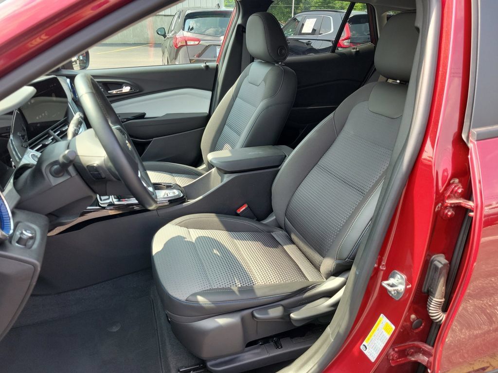 Used 2025 Chevrolet Trax LT w/ Driver Confidence Package FWD image 21