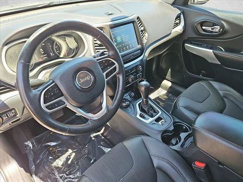 Used 2018 Jeep Cherokee Latitude Plus w/ Cold Weather Group AWD/4WD image 12