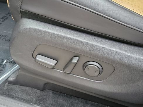 Used 2024 Kia Carnival LX FWD image 18