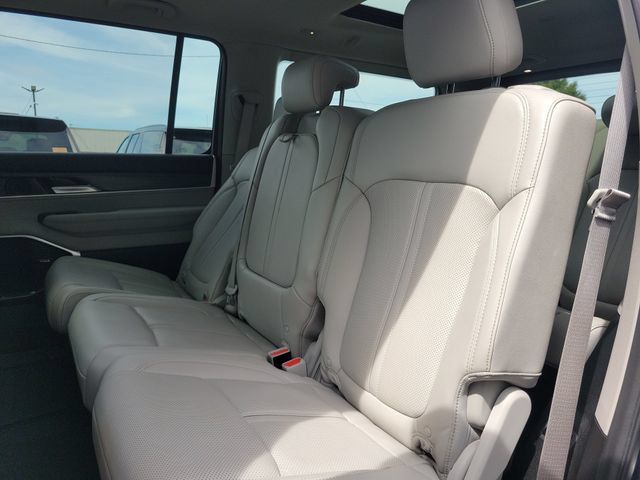 Used 2024 Jeep Wagoneer Series III w/ Premium Group I AWD/4WD image 28