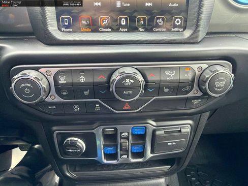 Used 2022 Jeep Wrangler Unlimited Sahara w/ Cold Weather Group AWD/4WD image 18
