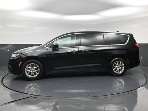 Used 2024 Chrysler Pacifica Touring-L FWD image 3