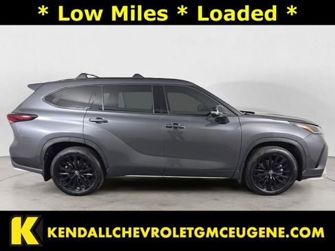 Used 2025 Toyota Highlander XSE image 6