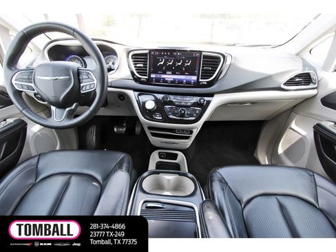 Used 2023 Chrysler Pacifica Touring-L FWD image 10