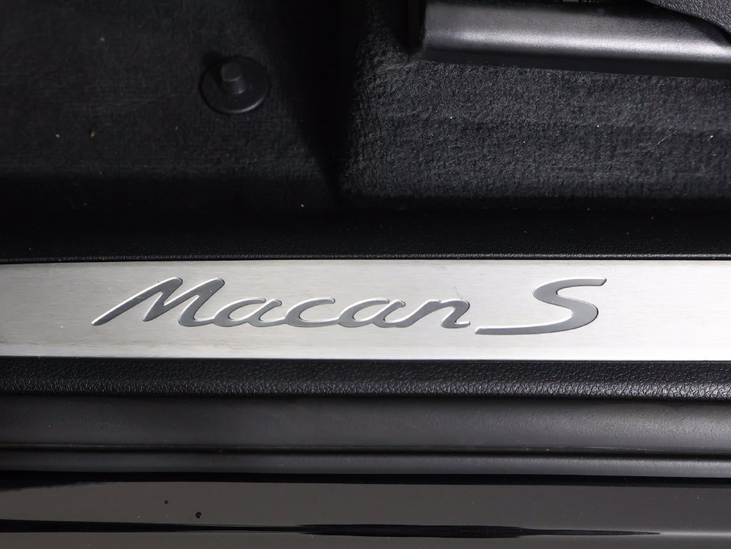Certified 2025 Porsche Macan S w/ Premium Package Plus AWD/4WD image 18