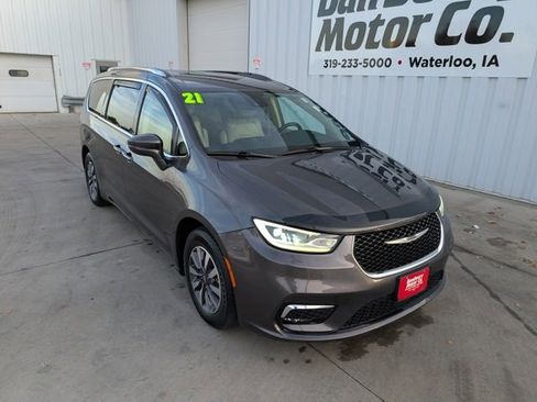 Used 2021 Chrysler Pacifica Touring-L image 6