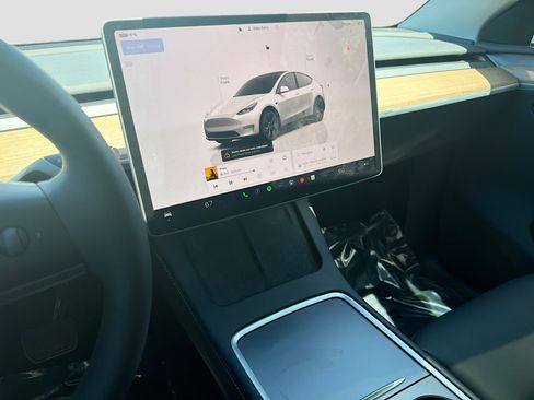 Used 2025 Tesla Model Y Long Range AWD/4WD image 28