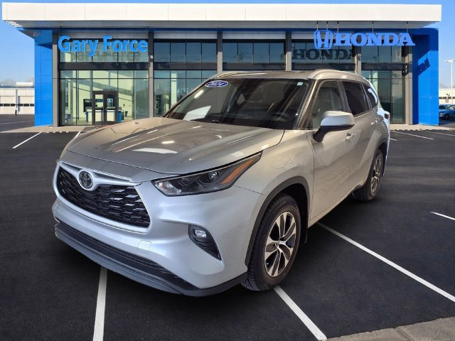 Used 2024 Toyota Highlander XLE FWD image 4