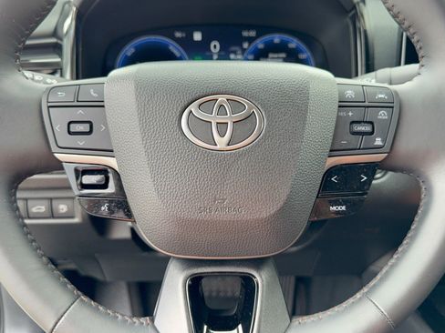 Used 2025 Toyota Camry XLE FWD image 10