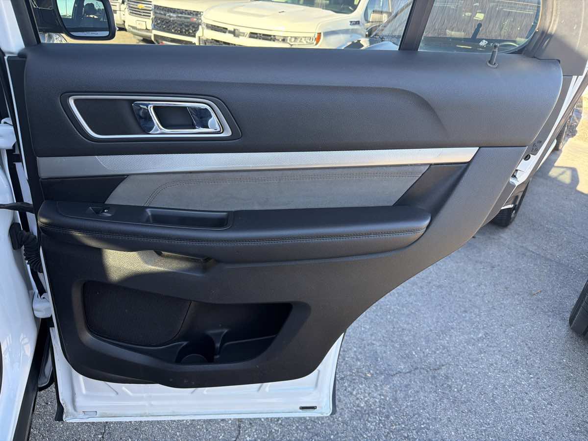 Used 2017 Ford Explorer XLT w/ Equipment Group 202A AWD/4WD image 16