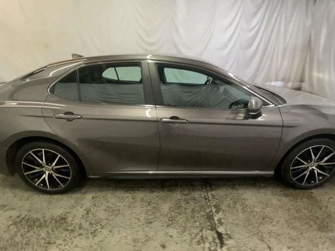 Used 2022 Toyota Camry SE image 9