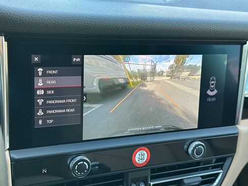 Certified 2025 Porsche Macan AWD/4WD image 22