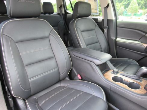 Used 2019 GMC Acadia Denali w/ Technology Package FWD image 9